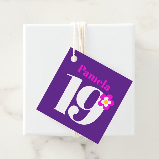 Étiquettes Cadeau 19e fête d'anniversaire filles violet rose jaune F (En situation)