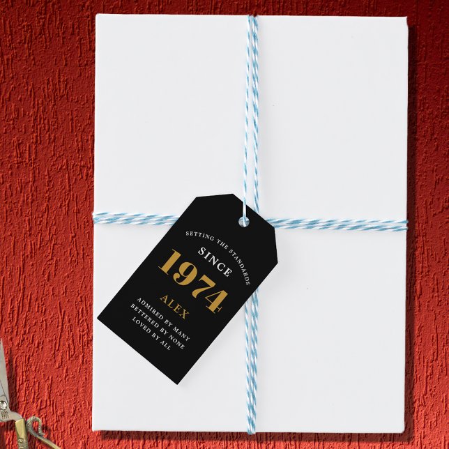 Étiquettes-cadeau 50e Anniversaire Nom 1974 Noir Or Élégant Chic (Celebrate the milestone birthday with our Elegant Chic 1974 Black Gold 50th Birthday Gift Tags)
