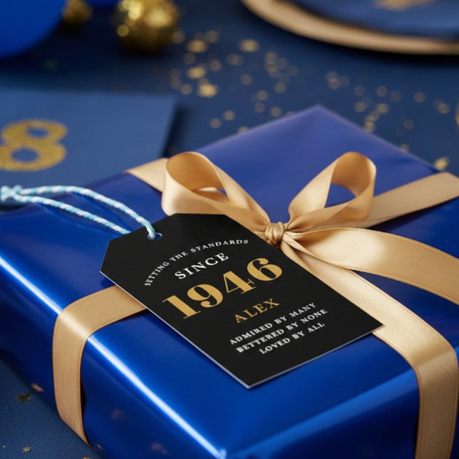 Étiquettes-cadeau 80e Anniversaire Nom 1946 Or Noir Élégant Chic (1946 gift tag on a blue gift.)