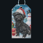 Étiquettes-cadeau Affenpinscher Winter Wonderland Christmas Joie<br><div class="desc">Ce design festif reflète l'esprit joyeux de la période des fêtes, avec un adorable petit portant un chapeau de Père Noël. Le chien est niché dans un pays des merveilles hivernales, avec un bonhomme de neige, un sapin de Noël décoré et des cadeaux joliment emballés. Les flocons de neige tombent...</div>