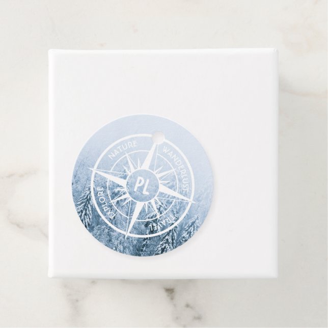 Étiquettes Cadeau Aiguille de compas monogramme forêt d'épinette d'h (En situation)