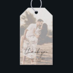 Étiquettes-cadeau Aimee Rustic Script Mariage moderne<br><div class="desc">Les étiquettes de faveur de mariage photo moderne avec un design simple avec "merci" dans un script de style rustique avec vos noms et date mariage sur votre photo préférée avec une superposition opaque. Cette élégante marque de mariage avec un agencement minimaliste est idéale pour tout style de mariage.</div>