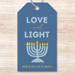 Étiquettes-cadeau "Amour et Lumière" Menorah Personnalisé Hanoukka<br><div class="desc">Ajoutez une touche significative à vos cadeaux Hanoukka avec ces élégantes étiquettes cadeaux "Amour et Lumière" ! Dotés d'un arrière - plan bleu apaisant, d'une illustration lumineuse de la menorah et du message passionnant "Amour et Lumière", ces étiquettes sont parfaites pour les cadeaux de vacances, les faveurs de fête ou...</div>