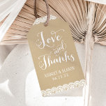 Étiquettes-cadeau Amour et Merci Rustic Kraft et Mariage de dentelle<br><div class="desc">Les étiquettes de faveur de mariage comprennent "Amour et Merci" en écriture blanche,  un monogramme mariage des noms de mariée et de mariée et la date du mariage,  une charmante conception de bordure illustrée de dentelle fleurie,  et un arrière - plan avec un aspect rustique papier brun kraft texturé.</div>