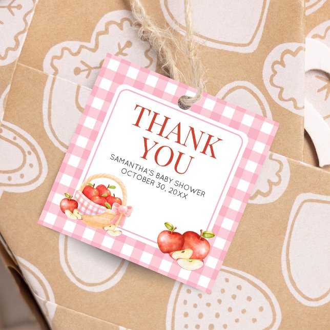 Étiquettes Cadeau Apple de notre Carré de Baby shower oeil (The Apple of Our Eye Gingham Baby Shower Square Favor Tags)