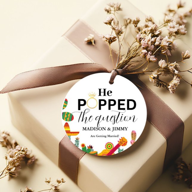 Étiquettes Cadeau Autocollant de fête de fiançailles, il a fait sa d (Créateur téléchargé)