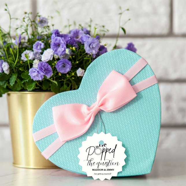 Étiquettes Cadeau Autocollant de fête de fiançailles, il a fait sa d (Créateur téléchargé)