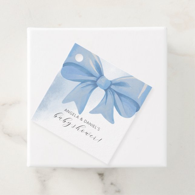 Étiquettes Cadeau Baby shower bleu-duvet en aquarelle (En situation)