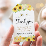 Étiquettes-cadeau Baby shower d'abeilles de tournesol<br><div class="desc">Ce modèle présente des tournesols,  des roses et des abeilles de couleur miel peints à la main dans une palette de couleurs neutres selon le sexe.</div>