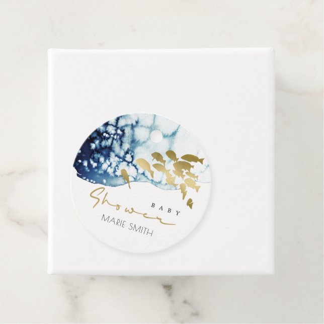 ÉTIQUETTES CADEAU BABY SHOWER DE POISSONS SOUS-MARINS GOLD NAVY (En situation)