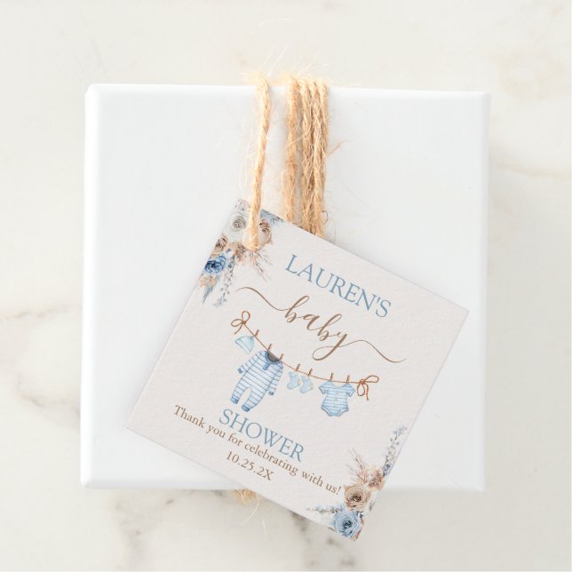 Étiquettes Cadeau Baby shower de vêtements pour bébé garçon (En situation)