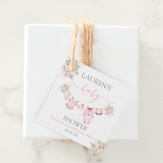Étiquettes Cadeau Baby shower de vêtements pour bébés filles (En situation)