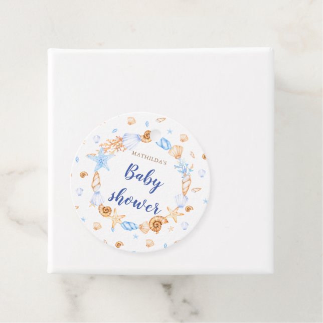 Étiquettes Cadeau baby shower des coquillages côtiers (En situation)