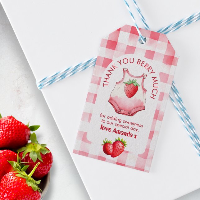 Étiquettes-cadeau Baby shower fraise En vichy mignonne Thankyou Favo (strawberry gingham baby shower favor gift tags cute baby jumpsuit strawberries cottage vintage retro)