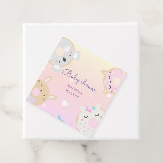Étiquettes Cadeau baby shower monogramme de beignes animaux mignons (En situation)