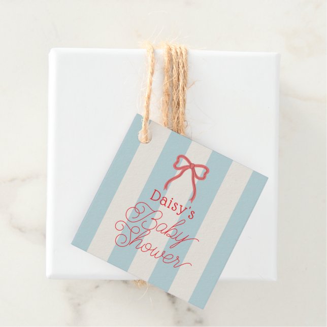 Étiquettes Cadeau Baby Shower Ruban Rouge & Rayures Bleues (En situation)