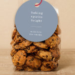 Étiquettes Cadeau Baking Spiritueux | Blue Grey Fun Kids Photo<br><div class="desc">Élégante étiquette-cadeau de vacances à la cuisine moderne avec une typographie classique citant "les esprits de cuisson brillants" avec une ligne de séparation et nom de famille en blanc. La décoration est d'un bleu clair doux et gris. La photo, l'accueil et le nom peuvent être facilement customisés pour un design...</div>