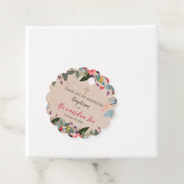 Étiquettes Cadeau Balise Alexandra Scalloped Favor (En situation)