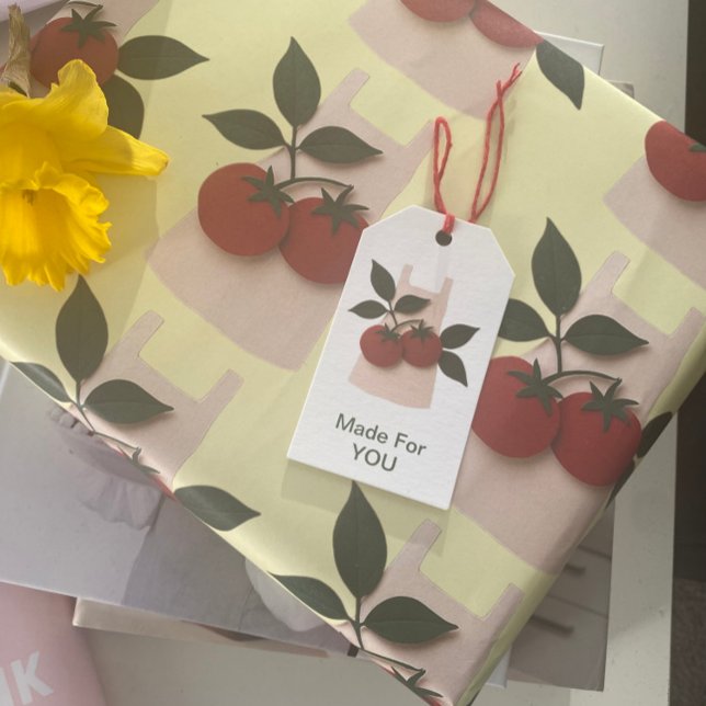 Étiquettes-cadeau Balise Cadeau Fabriqué pour vous Tomato Apron - Ag (Foodie gift wrap with tomato-apron print + matching “Made For YOU” tag—perfect for kitchen gifts, 
)