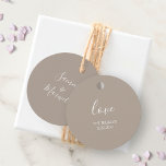 Étiquettes Cadeau Balises de noces beiges Sandy Favor<br><div class="desc">Ces étiquettes de faveur uniques présentent le nom de la mariée et du marié dans une police de caractères manuscrite moderne sur une couleur beige sable solide. La carte revient à une couleur complémentaire avec une pièce pour la personnalisation. Utilisez-les pour les cadeaux de la femme d'honneur, les remerciements des...</div>