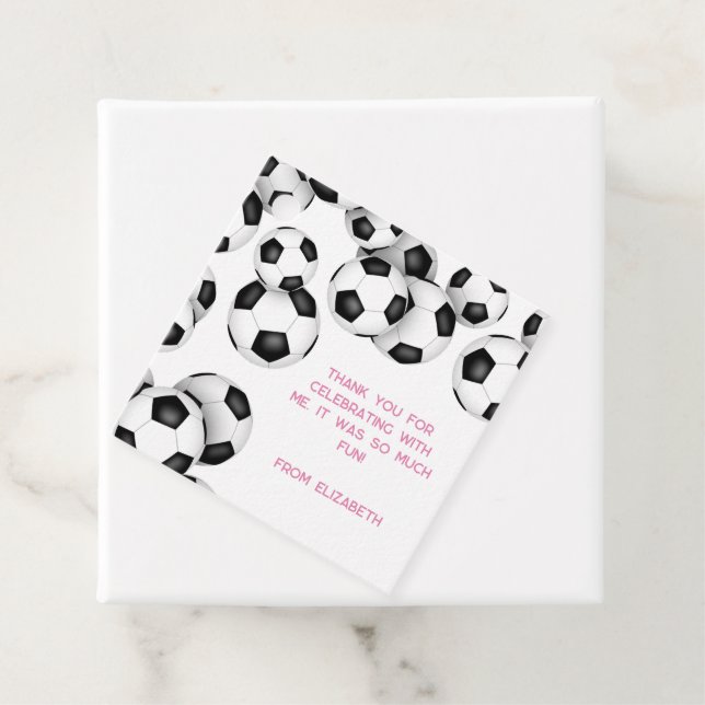 Étiquettes Cadeau Ballons de football noir blanc anniversaire de enf (En situation)