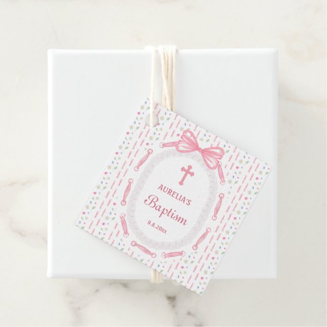 Étiquettes Cadeau Baptême floral de la structure en ruban rose (En situation)