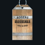 Étiquettes-cadeau Baril Whiskey Groomsman personnalisé<br><div class="desc">Merci à vos groomsmen avec ce modèle rustique de tonneau de whisky avec une typographie occidentale audacieuse. Personnalisez ce design avec votre nom de marionnettiste et votre date mariage. Fait un bon cadeau.</div>