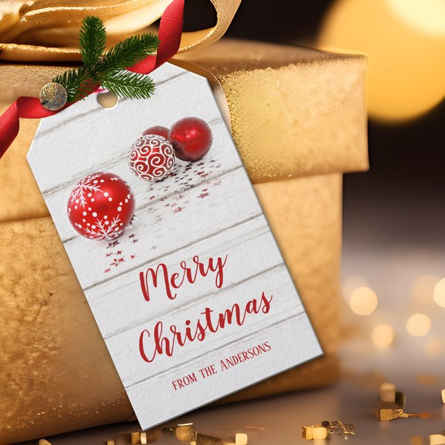 Étiquettes-cadeau Baubles rouges classiques et étoiles Joyeux Noël (A classic and festive Christmas gift tag featuring red Christmas baubles on rustic white wood)