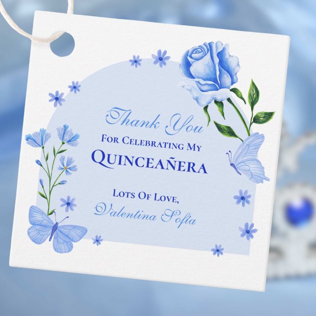 Étiquettes Cadeau Bébé Bleu papillons et Rose Floral Quinceañera (Baby Blue Butterflies and Roses Floral Quinceañera Favor Tags)