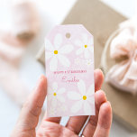 Étiquettes-cadeau Bébé Fille Daisy (Rose)<br><div class="desc">Design de marguerite avec une palette rose douce pour une fête très spéciale. Customisez facilement le nom et l'événement. Particulièrement parfait pour un premier anniversaire. Assurez-vous de consulter le reste de ma collection pour plus d'options.</div>