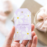 Étiquettes-cadeau Bébé Fille Daisy (Violet)<br><div class="desc">Design de marguerite avec une palette violette douce pour une célébration très spéciale. Customisez facilement le nom et l'événement. Particulièrement parfait pour un premier anniversaire. Assurez-vous de consulter le reste de ma collection pour plus d'options.</div>