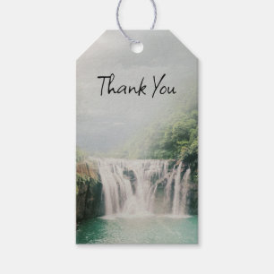 Étiquettes-cadeau Belle cascade dans une forêt de montagne