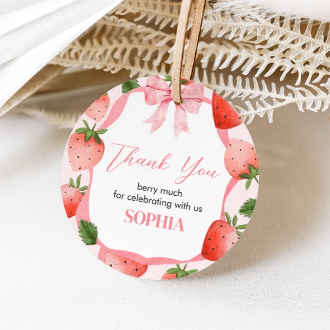 Étiquettes Cadeau Berry à la fraise rose Premier anniversaire (Pink Coquette Strawberry Berry First Birthday Party Round Favor Tags)