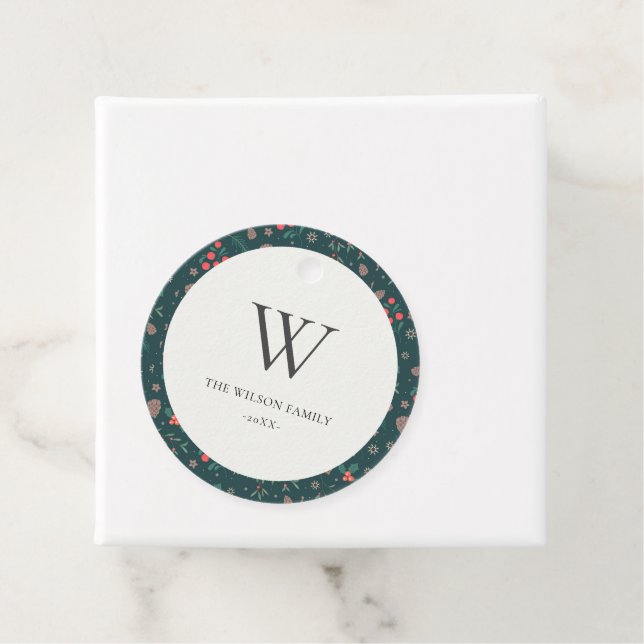 Étiquettes Cadeau Berry rouge vert Motif floral de Noël Monogramme (En situation)