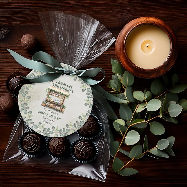 Étiquettes Cadeau Bienvenue à la douche de mariée du stand de la fer ("She's Fresh Off the Market" Farm Stand and Eucalyptus Farmer's Market Bridal Shower Favor Tags)
