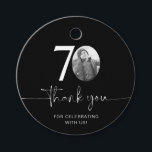 Étiquettes Cadeau Black 70th Birthday Merci Favor Tags<br><div class="desc">Ajoutez une touche personnelle à vos faveurs de fête avec cette étiquette de faveur personnalisable de 70e anniversaire ! Conçu pour rendre votre célébration d'étape plus spéciale, ce tag vous permet d'ajouter votre propre photo et de personnaliser le texte pour une conservation unique. Parfait pour s'attacher aux faveurs de la...</div>