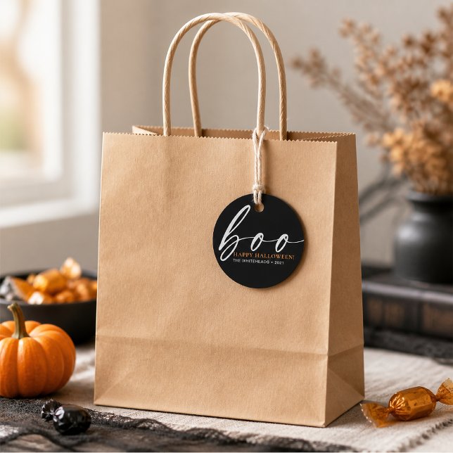 Étiquettes Cadeau Black Boo Joyeux Halloween (Give your Halloween favors a sleek and spooky finishing touch with these black “Boo” gift tags)