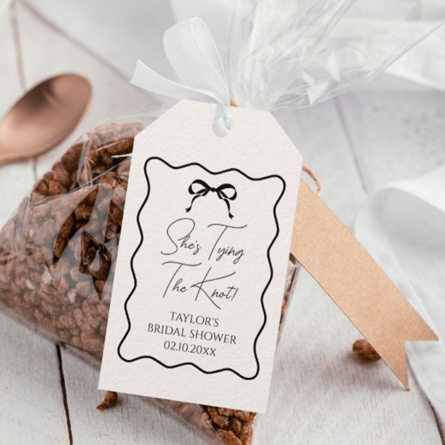 Étiquettes-cadeau Black Bow She's Tying the Knot Fête des mariées Fa (Créateur téléchargé)