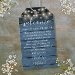 Étiquettes-cadeau Blue Rustic Wedding Favoriser Panier de bienvenue<br><div class="desc">Avec de jolies lampes à cordes et des noms de style signature,  cette étiquette de faveur rustique peut être personnalisée avec vos informations de remerciement spécial en lettrage blanc chic sur un arrière - plan de panneaux de bois bleu. Conçu par Thisisnotme©</div>