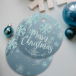 Étiquettes Cadeau Blue Turquoise Winter Wonderland Joyeux Noël<br><div class="desc">Design personnalisé de marque de Noël avec des flocons de neige turquoises/blancs, des lumières brillantes et le texte "Joyeux Noël" et votre nom sur un arrière - plan bleu dégradé. Le texte est entièrement personnalisable. Pour le modifier, utilisez l'option Personnaliser. Pour d'autres modifications, telles que les modifications apportées à la...</div>