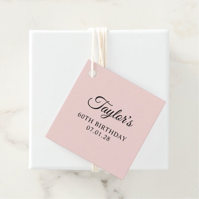 Étiquettes Cadeau Blush et élégant script noir pour 60e anniversaire (En situation)