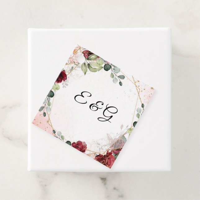Étiquettes Cadeau Boho mariage à cadre fleuri bordeaux luxuriant (En situation)