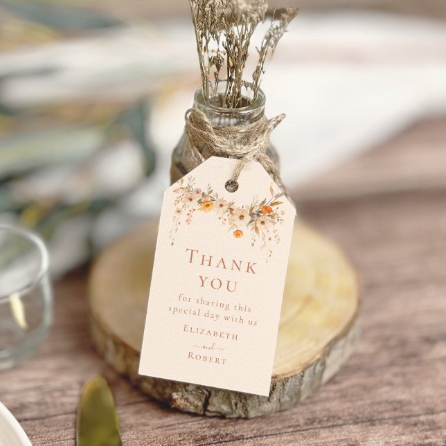 Étiquettes-cadeau Boho Terracotta Fleur sauvage Merci Mariage (Boho Terracotta Wildflowers WeddinG Thank You Gift Tags on a small bottle with dry flowers.)