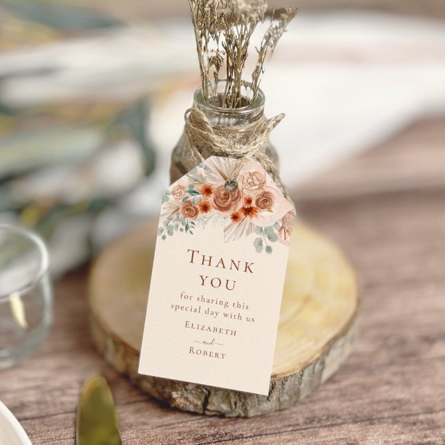 Étiquettes-cadeau Boho Terracotta Pampas Mariage Merci en herbe (Boho Terracotta Pampas Grass Wedding Thank You Gift Tags on a boho glass jar  filled with dry flower)