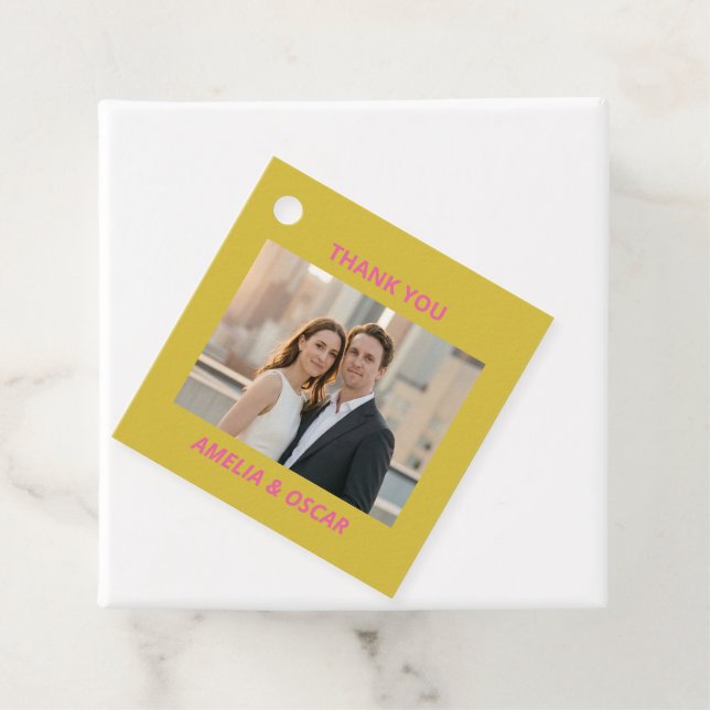 Étiquettes Cadeau Bold Pink Yellow Photo Wedding Modern Custom (En situation)