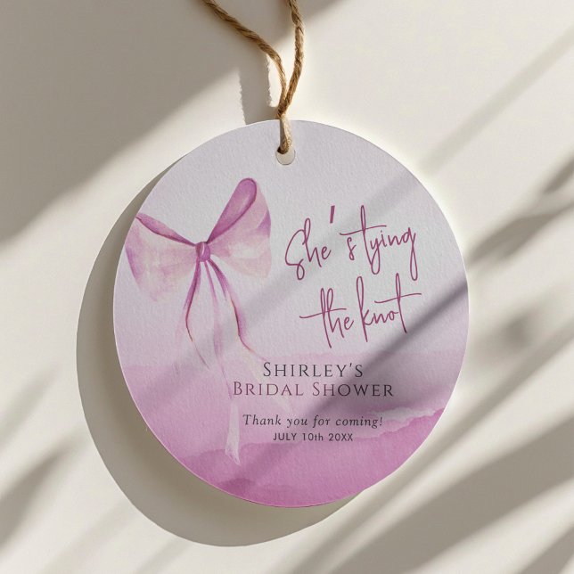 Étiquettes Cadeau Bow rose vif Elle noue la Fête des mariées de noeu (Créateur téléchargé)
