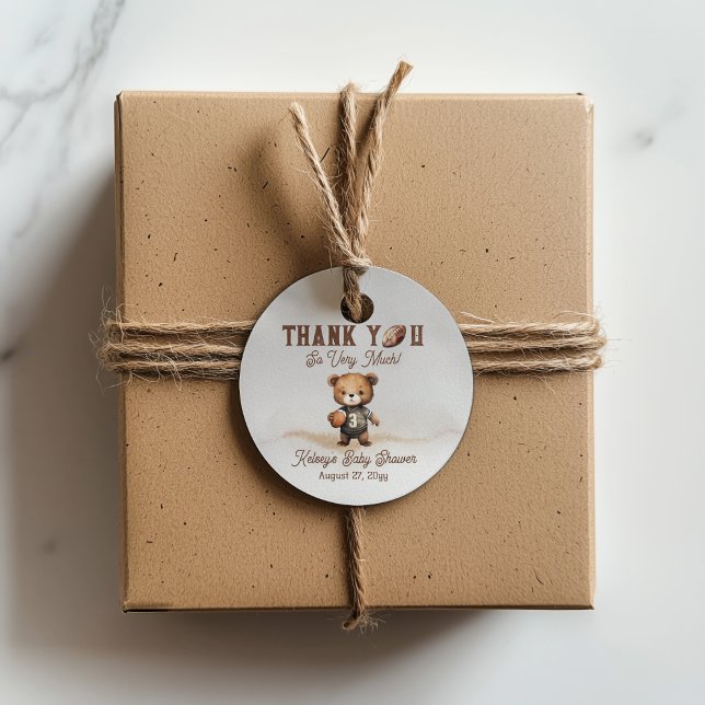 Étiquettes Cadeau Boy Bearly Wait Baby shower de football américain (Teddy Bear Boy American Football Baby Shower Favor Tags - Bearly Wait Collection)