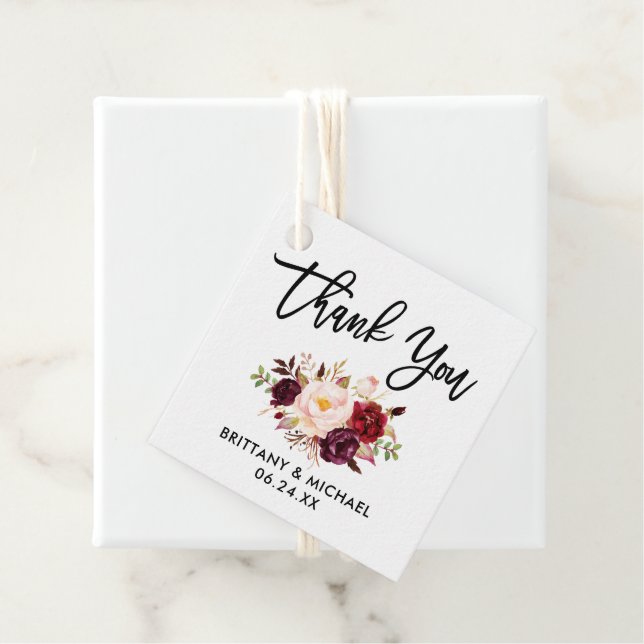Étiquettes Cadeau Brush Script Bourgogne Floral Mariage Merci (En situation)