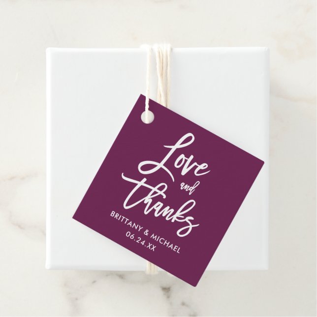 Étiquettes Cadeau Brush Script Love et Merci Mariage Cassis (En situation)