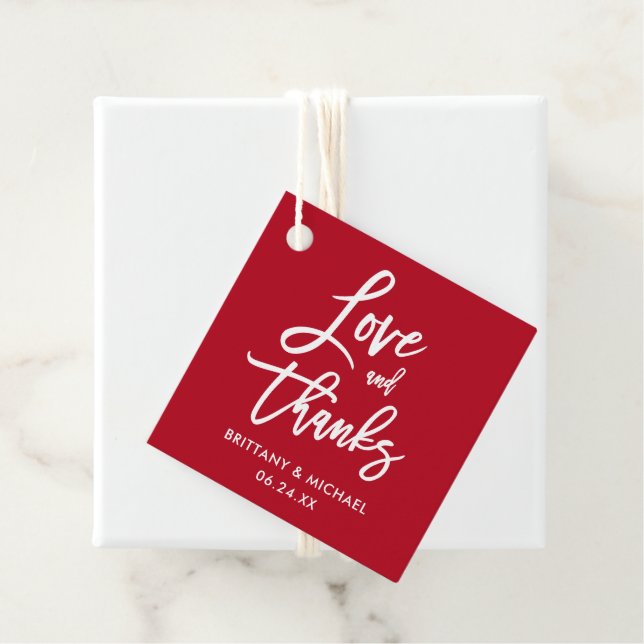 Étiquettes Cadeau Brush Script Love et Merci Mariage rouge (En situation)